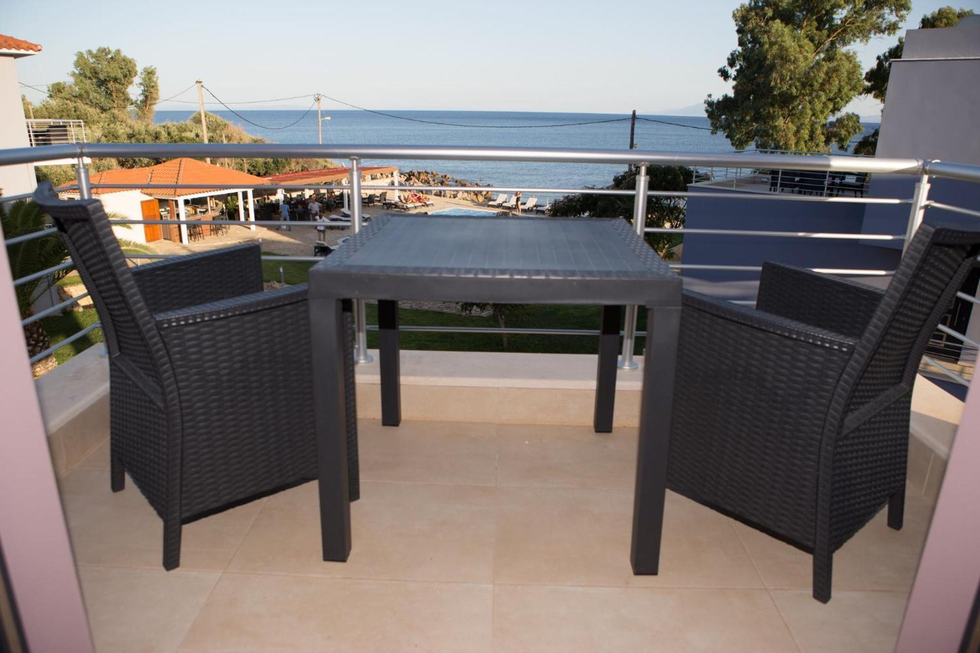 Blue Waves Luxury Suites By The Sea Plomari Eksteriør bilde