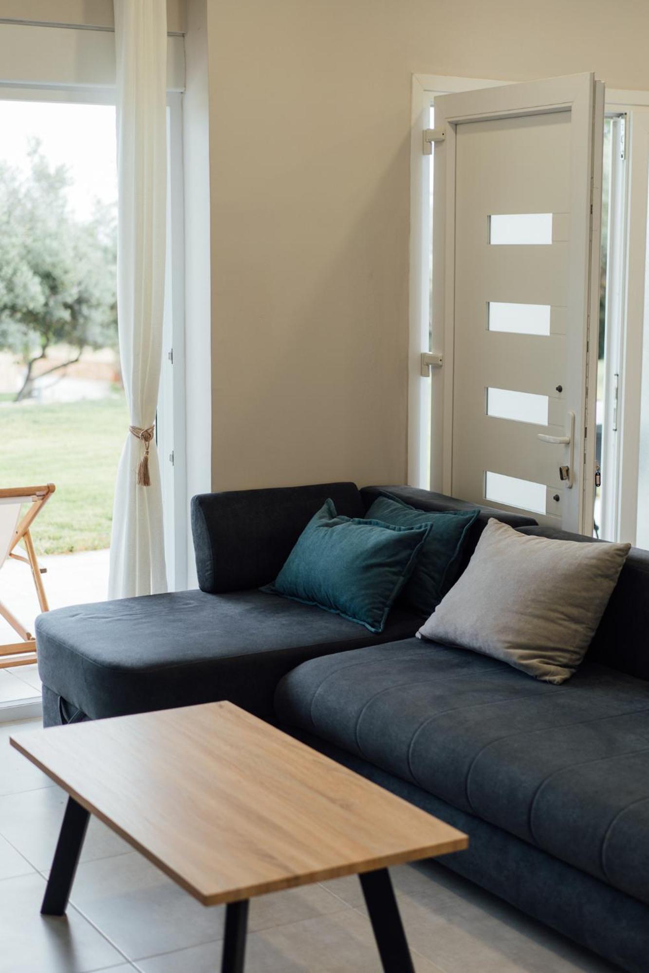 Blue Waves Luxury Suites By The Sea Plomari Eksteriør bilde