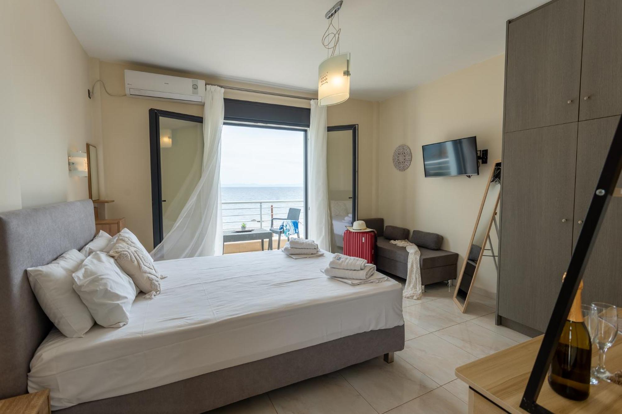 Blue Waves Luxury Suites By The Sea Plomari Eksteriør bilde