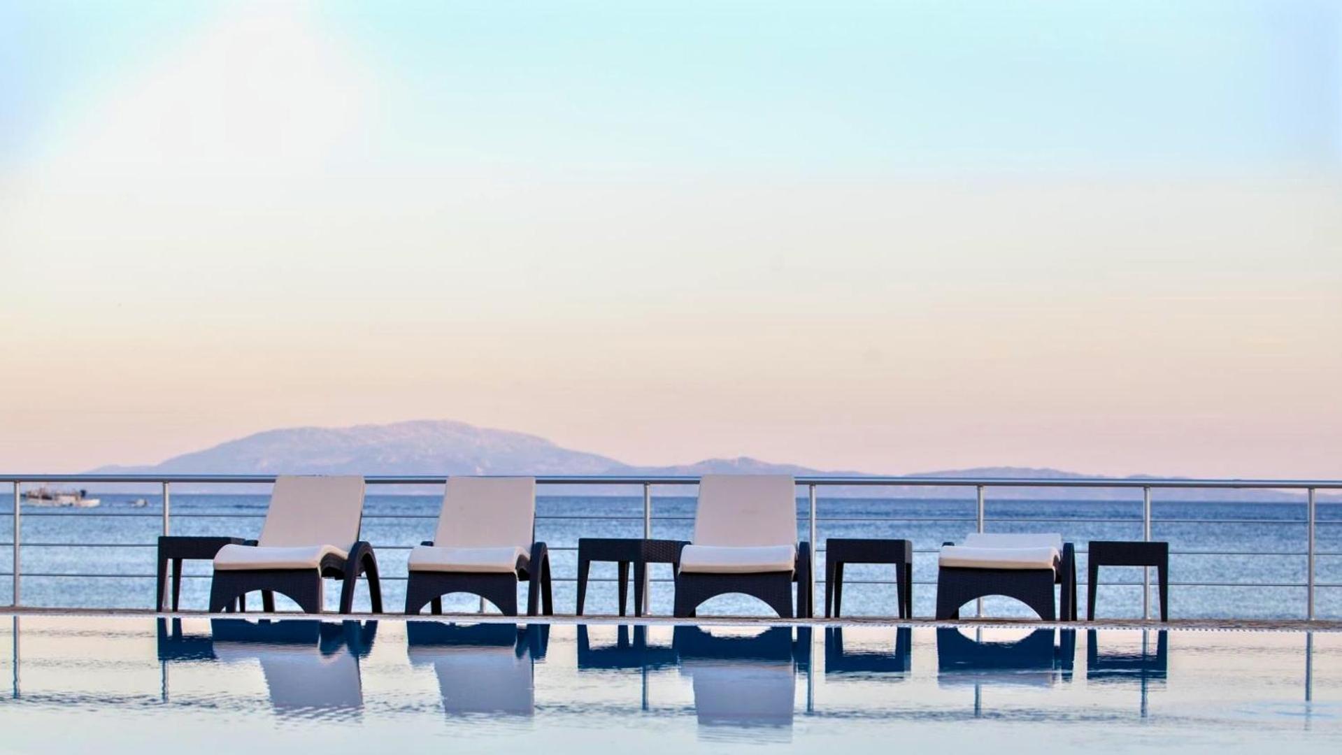 Blue Waves Luxury Suites By The Sea Plomari Eksteriør bilde