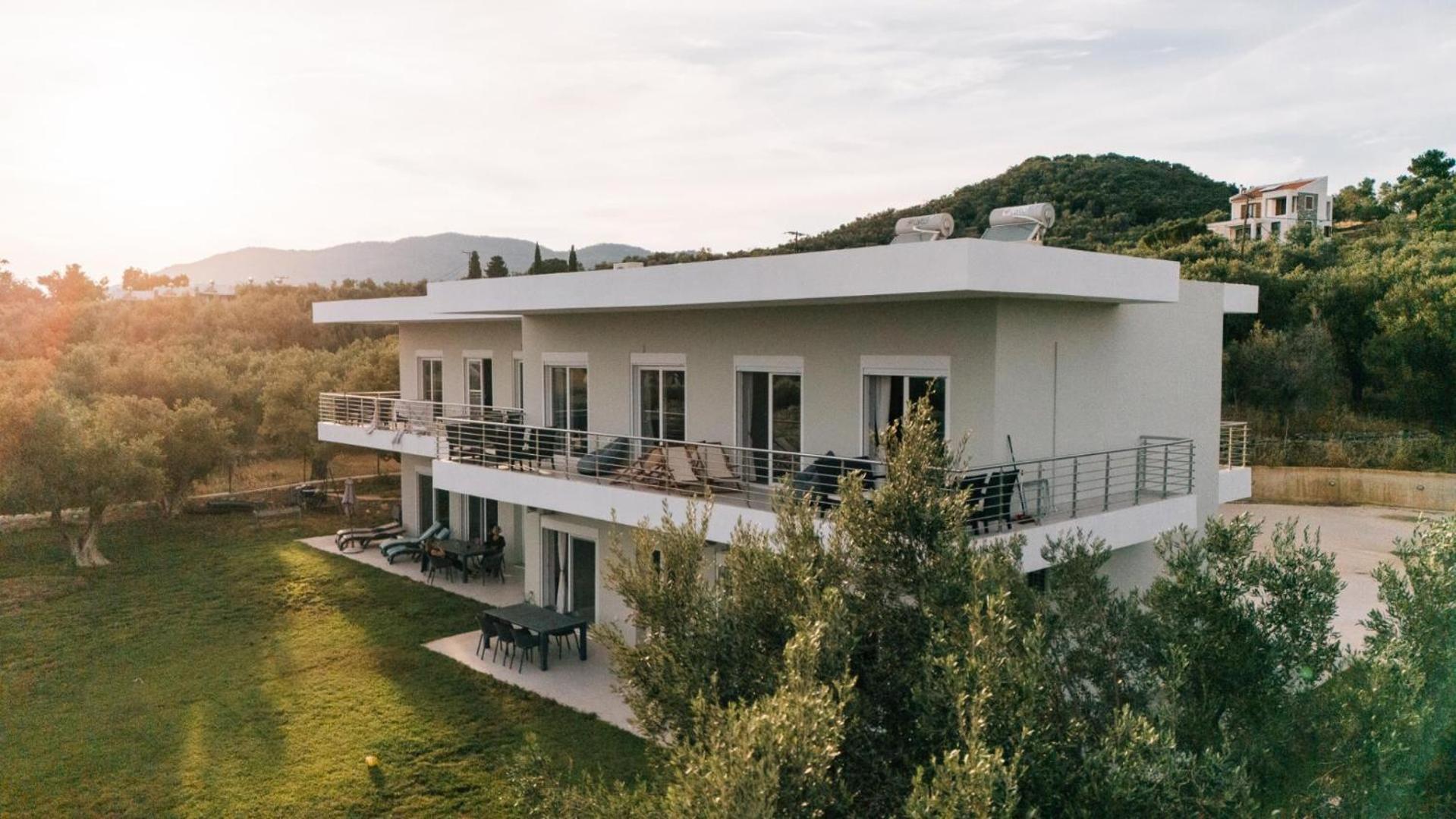 Blue Waves Luxury Suites By The Sea Plomari Eksteriør bilde