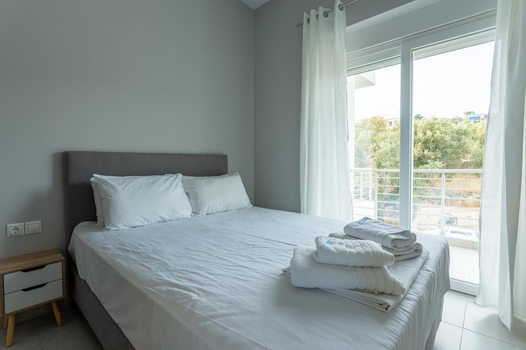 Blue Waves Luxury Suites By The Sea Plomari Eksteriør bilde